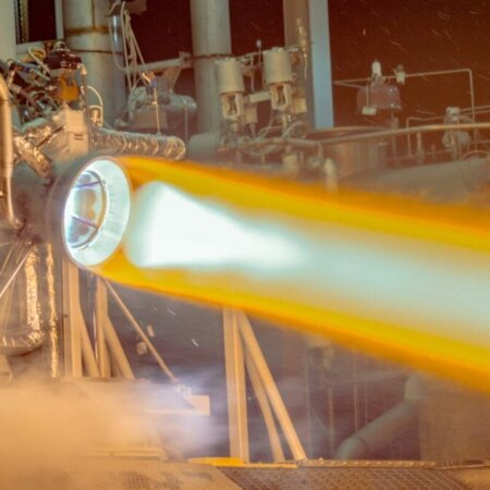 Aerojet-Rocketdyne社のロケットエンジン「RL10」テスト風景　出典：Aerojet-Rocketdyne社